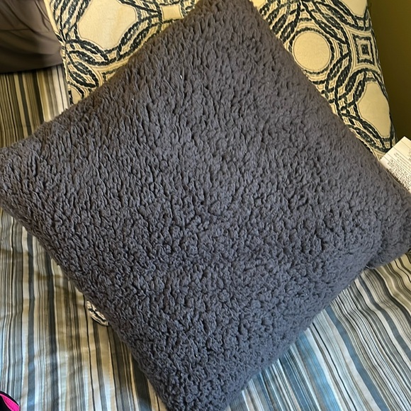 Fuzzy pillow - Picture 1 of 2